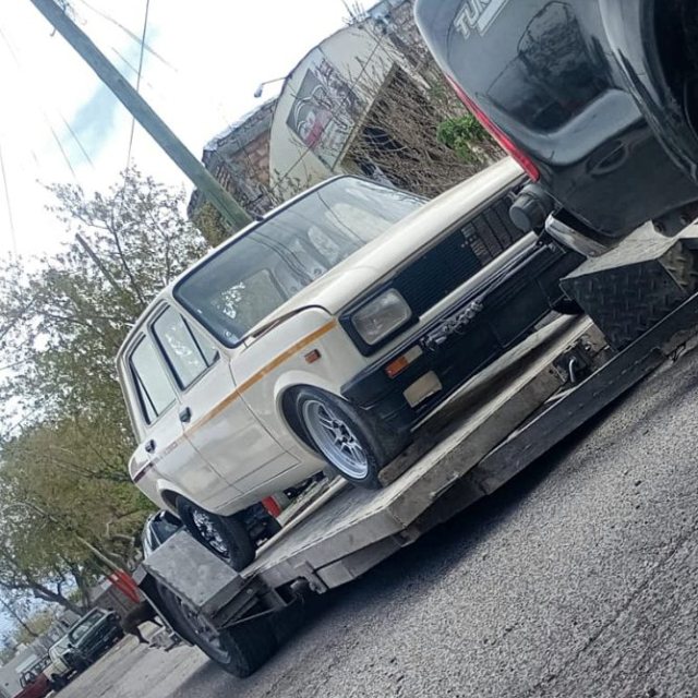 Fiat 128 clásico trasladado en plancha
